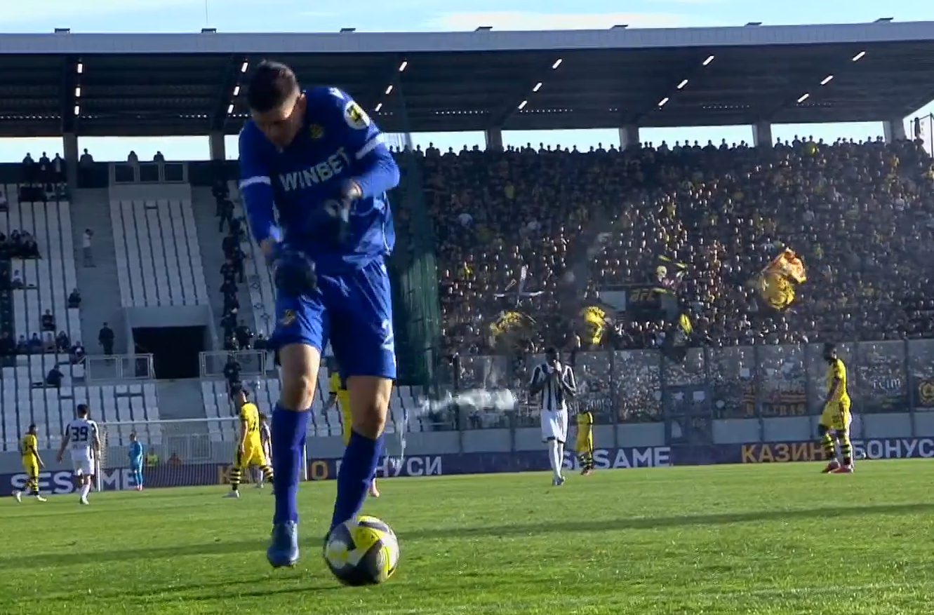 ЕКСЦЕСИИ на Лаута! Удариха вратаря на Ботев Пд с бутилка ЕКСЦЕСИИ на Лаута! Удариха вратаря на Ботев Пд с бутилка