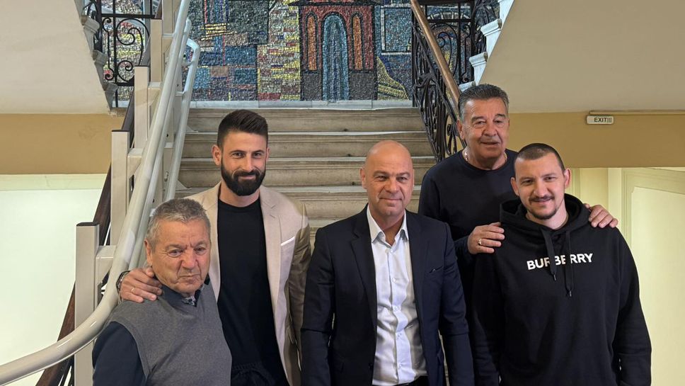 Кметът на Пловдив, капитаните и легенди на Ботев и Локо заедно преди дербито Кметът на Пловдив, капитаните и легенди на Ботев и Локо заедно преди дербито