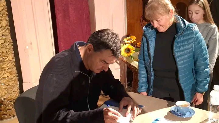 Владо Николов се срещна с фенове Провадия Владо Николов се срещна с фенове Провадия