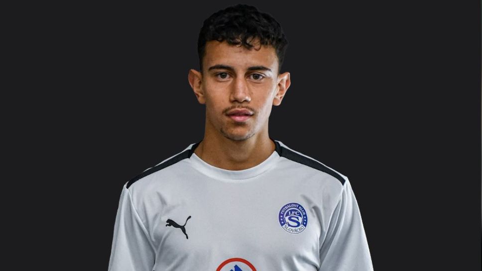 Българин пред подпис със Словачко Българин пред подпис със Словачко