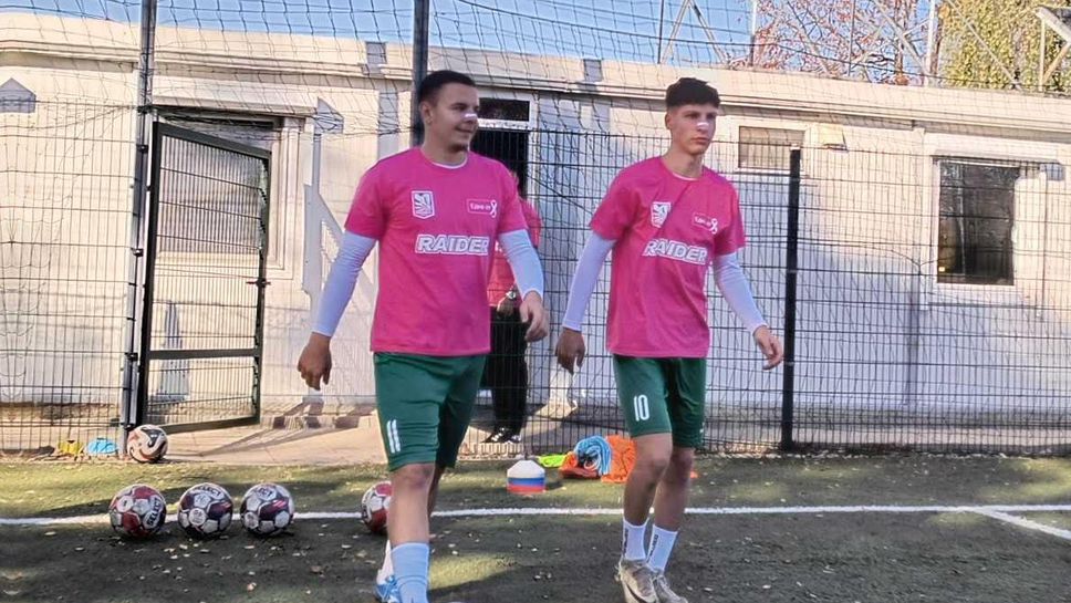 Футболистите на Национал играха в розово в името на добра кауза Футболистите на Национал играха в розово в името на добра кауза