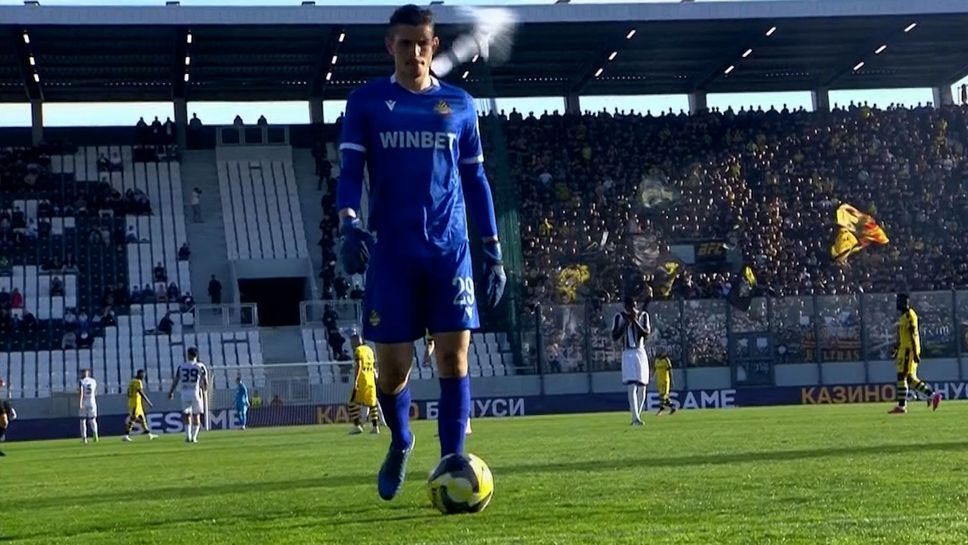 Грозно и опасно! Фен на Локо Пд уцели с бутилка в главата Дани Наумов, Ботев поиска прекратяване на дербито Грозно и опасно! Фен на Локо Пд уцели с бутилка в главата Дани Наумов, Ботев поиска прекратяване на дербито