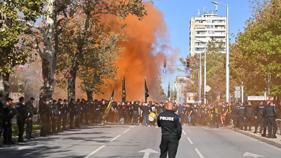 Шествието на Ботев потегли към "Лаута" Шествието на Ботев потегли към "Лаута"