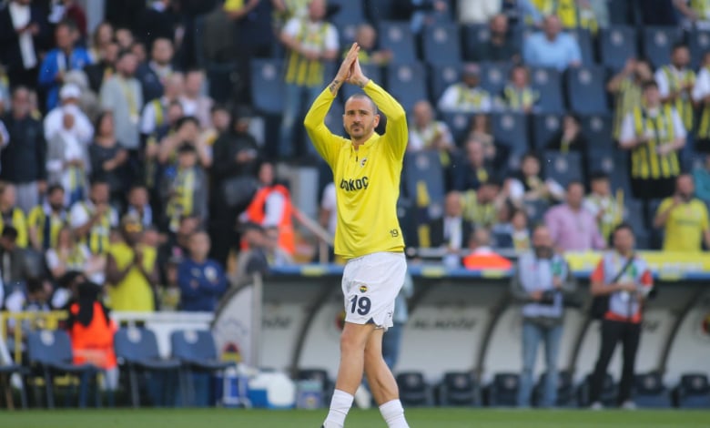 Легендарен защитник приключи с футбола