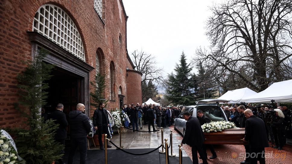 Кривия: Когато си замине човек, започват да го оценяват