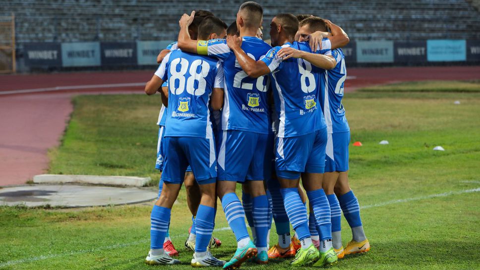 Дунав измъкна в края трите точки срещу последния