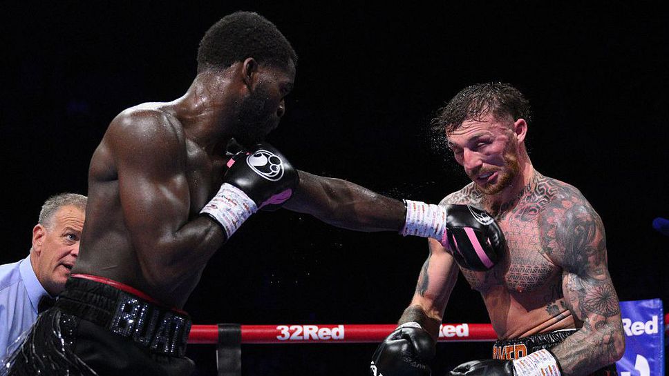 Джошуа Буатси надделя над Зак Паркър в хаотичен мач в Манчестър