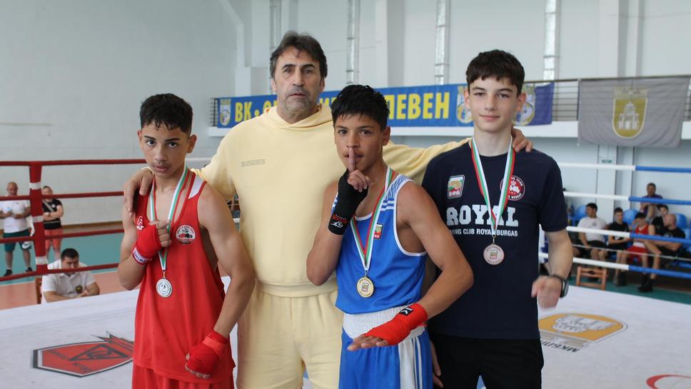 Оспорвани срещи белязаха шампионата по бокс за Ученици в Плевен