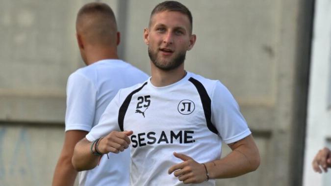 Локо (Пд) даде свой играч на Рилецо