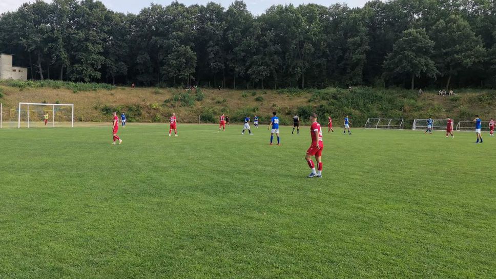 Без победител в лидерското дерби на Североизток