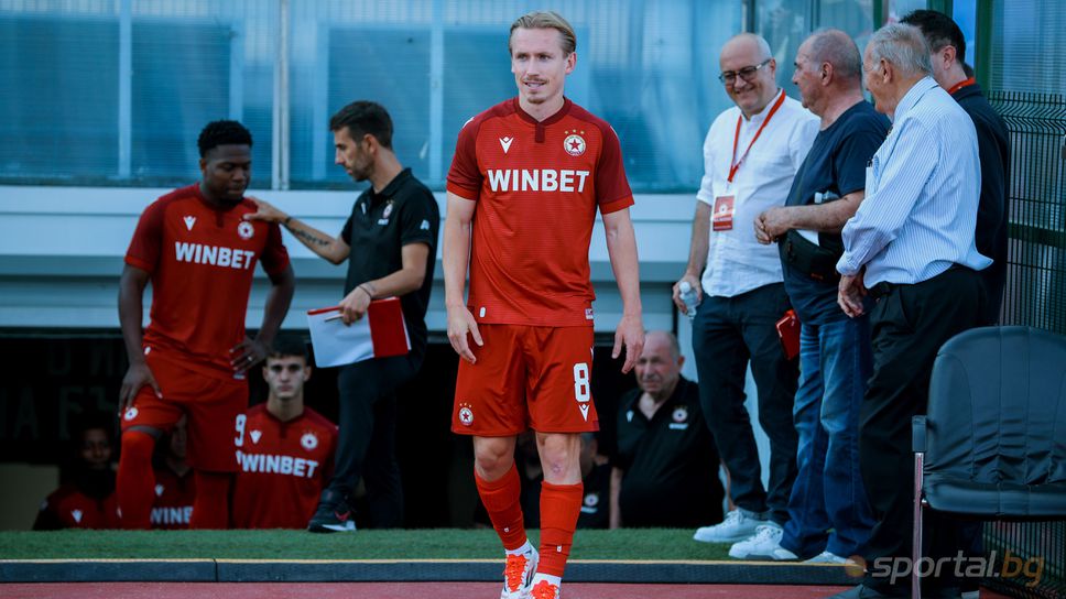 Доскорошен халф на ЦСКА: Атмосферата на криза постоянно витаеше в отбора, всички предразсъдъци за България се оправдаха