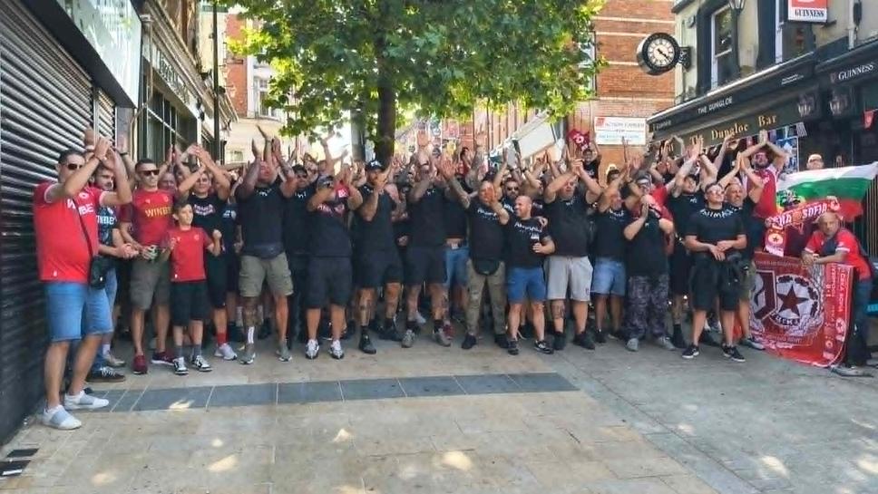Феновете на ЦСКА тръгнаха към стадиона! Агитката на "червените" е готова за мача