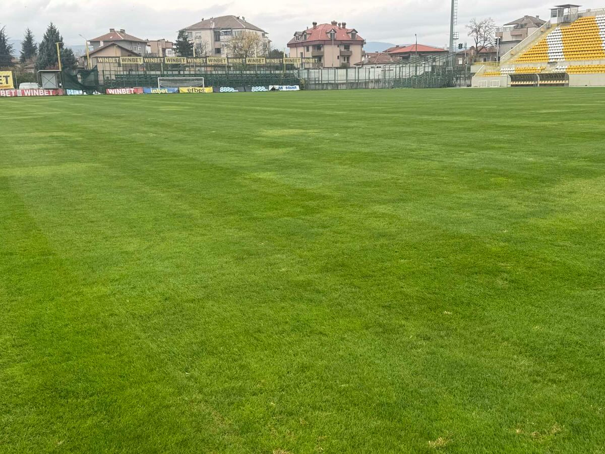 Основният терен в Коматево вече е с подобрена тревна настилка, закупиха и мултифункционален трактор