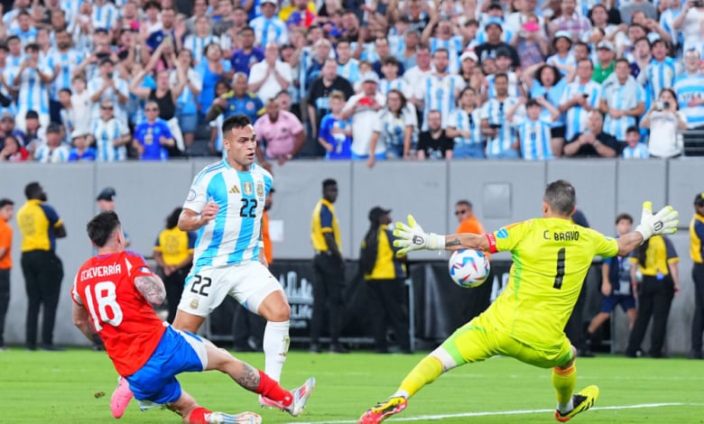 Късен гол и ВАР зарадваха Аржентина