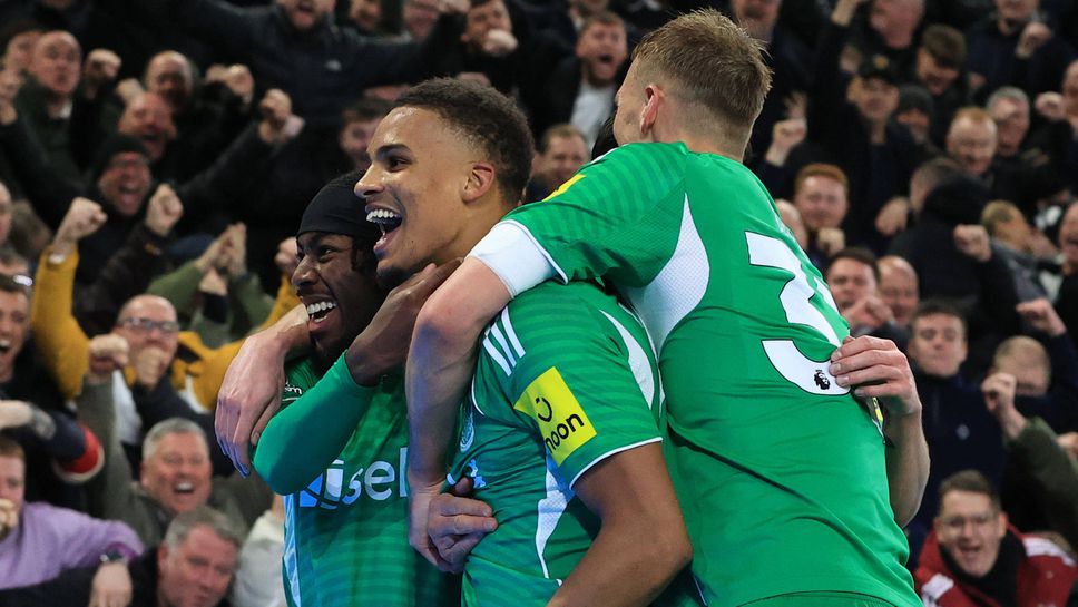 Нюкасъл се развихри срещу Евертън и постигна първа победа като гост