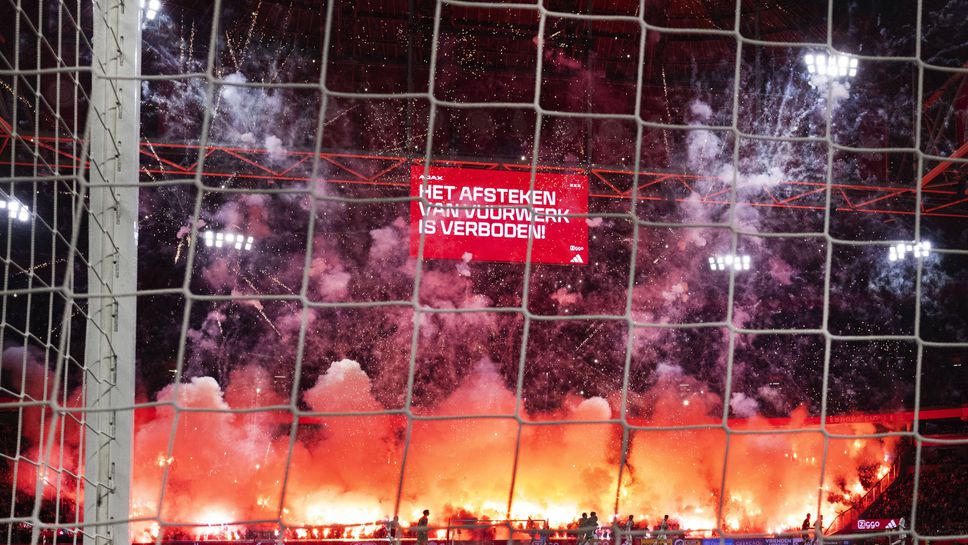 Аякс осъди поведението на ултрасите си след прекратения мач: Фойерверките нямат място на стадиона