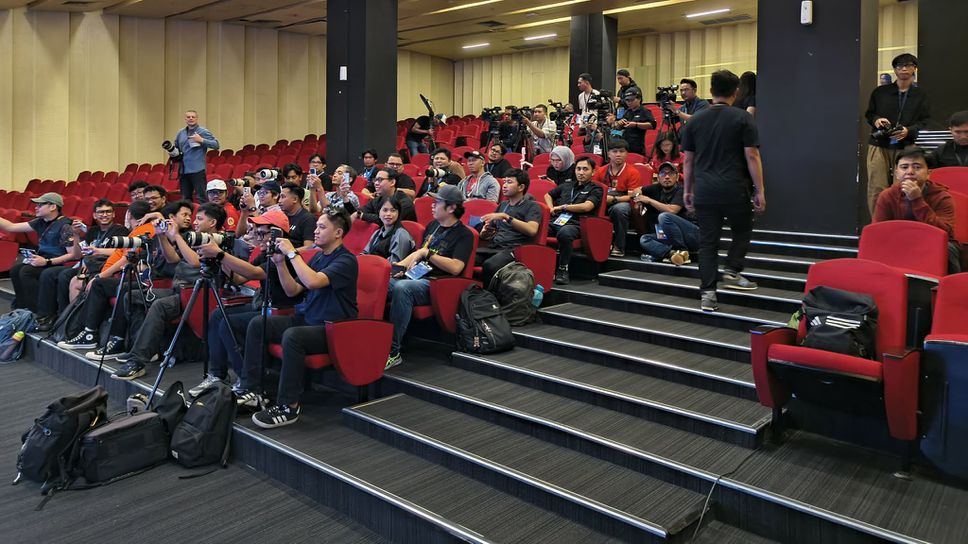 Посрещнаха с аплодисменти Александър Димитров на стадиона в Джакарта