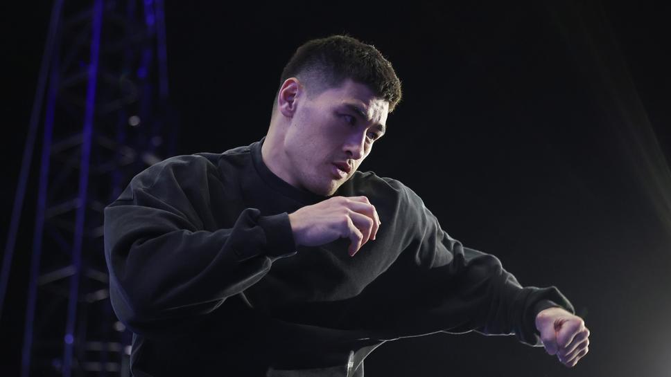 Официално: Дмитрий Бивол се изправя срещу Калъм Смит в Русия