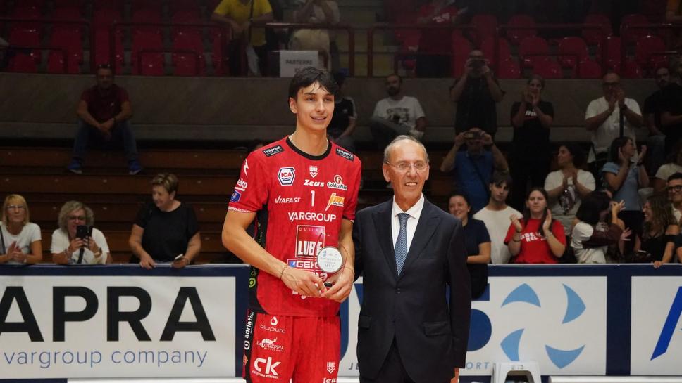 Симеон Николов бе избран за MVP, Лубе триумфира с „Йези Волей Къп“ след български сблъсък на финала