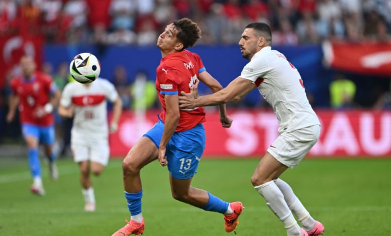 НА ЖИВО С БЛИЦ: Червен картон на Чехия - Турция