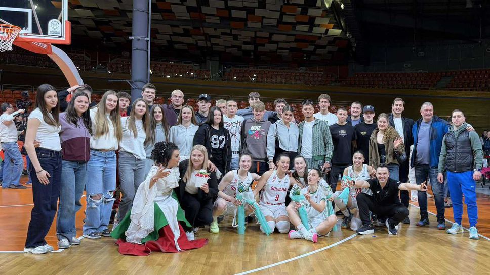 Националите по плуване подкрепиха "лъвиците" на Таня Гатева в мача с Украйна