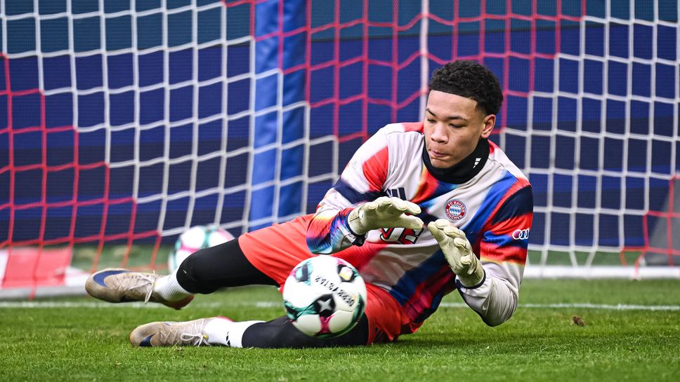 16-годишен вратар на Байерн ще пренаписва историята, но статистиката му буди въпроси