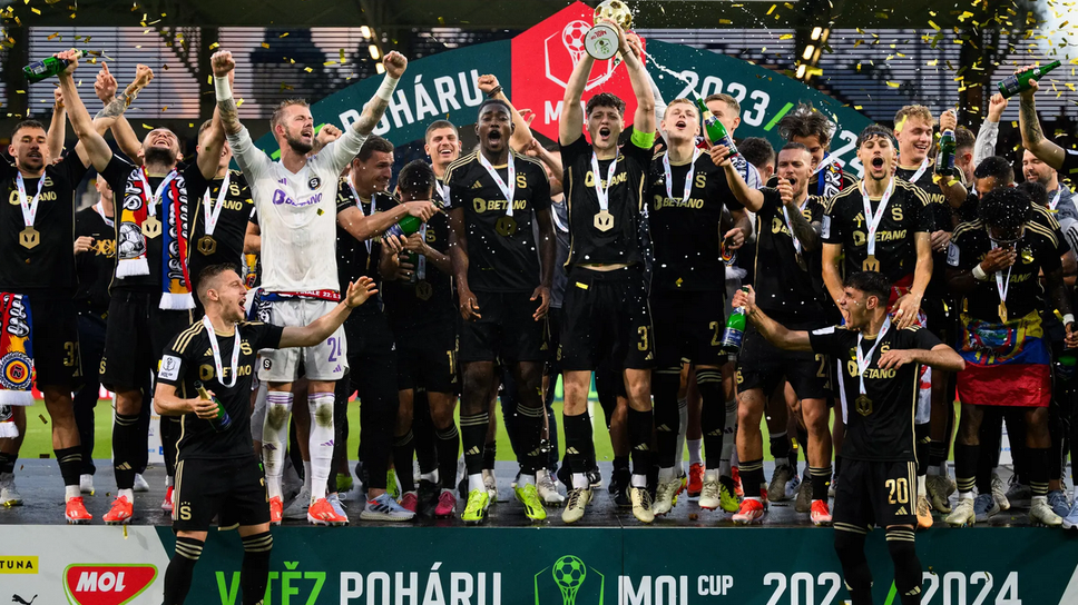 Спарта спечели и Купата на Чехия, фенове се биха след финала