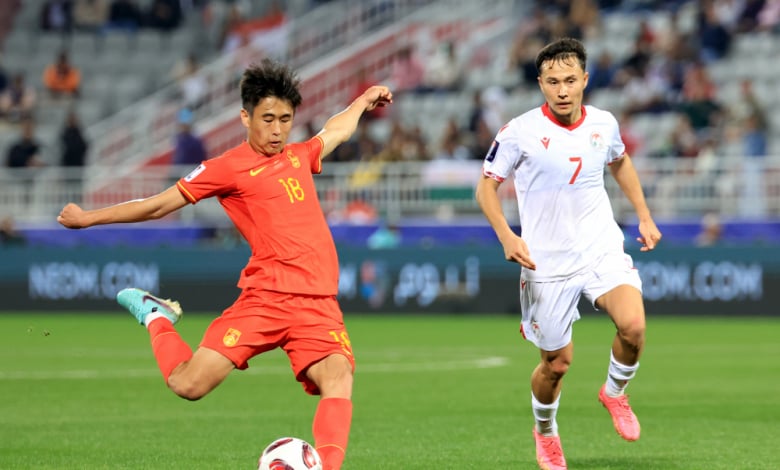 Халф на ЦСКА 1948 с жълт картон на Купата на Азия