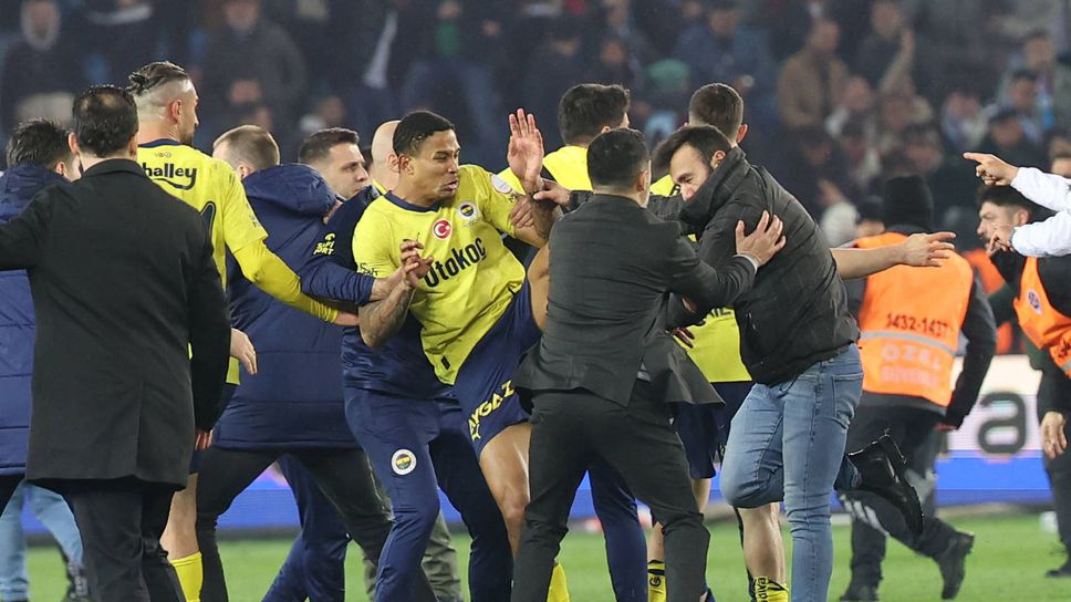 Във Фенербахче мислят върху пет варианта за присъединяване към друго първенство