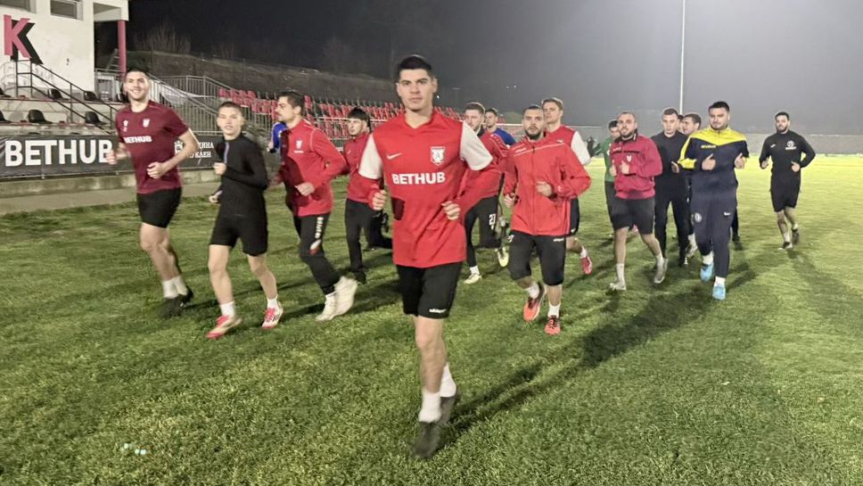 Атлетик се справи с „розите“ в Казанлък