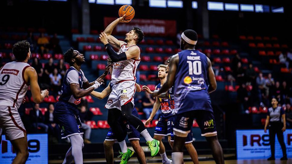 Боби Младенов със силен мач за убедителна победа на Виена