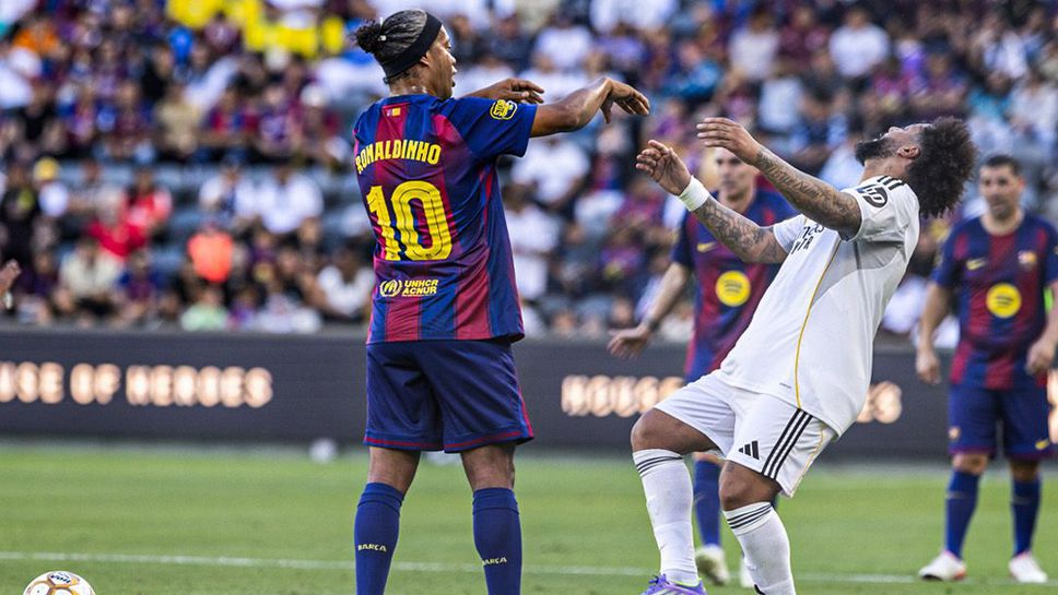 "Сблъсък" между Марсело и Роналдиньо в "Ел Класико" на легендите