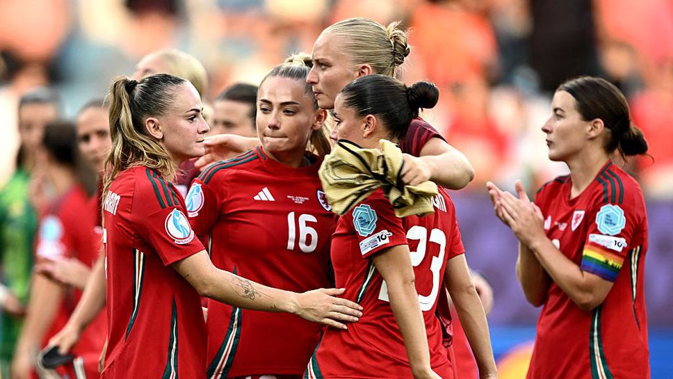 Автобусът, превозващ футболистките на Уелс, попадна в катастрофа