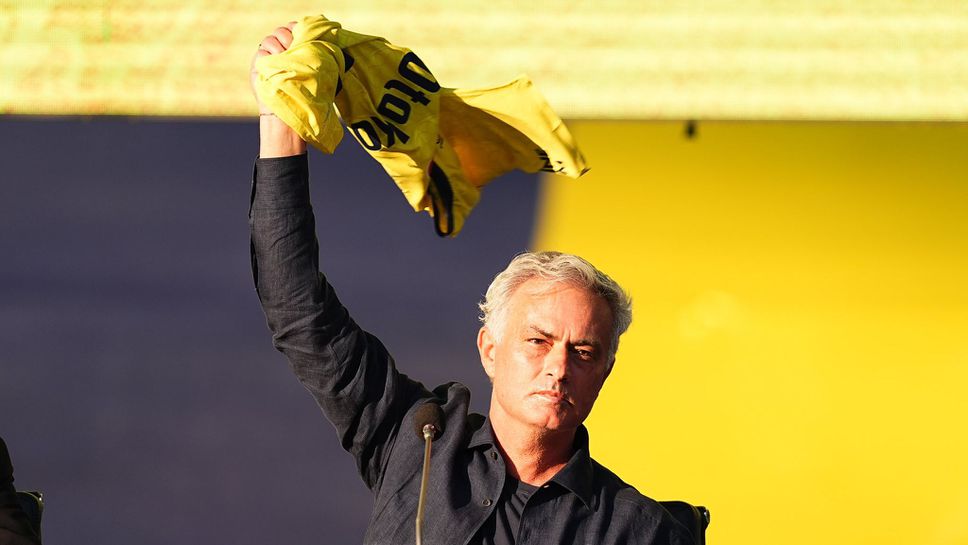 Феновете на Фенербахче полудяха при представянето на Жозе Моуриньо