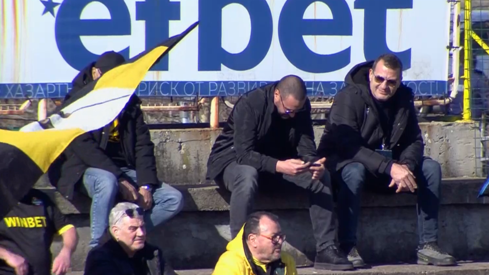 Босът на Ботев седна на бетона на "Огоста", за да вика за отбора