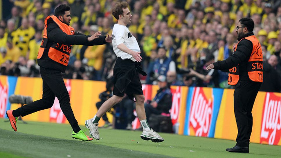 Първи куриоз за вечерта: фен нахлу на терена