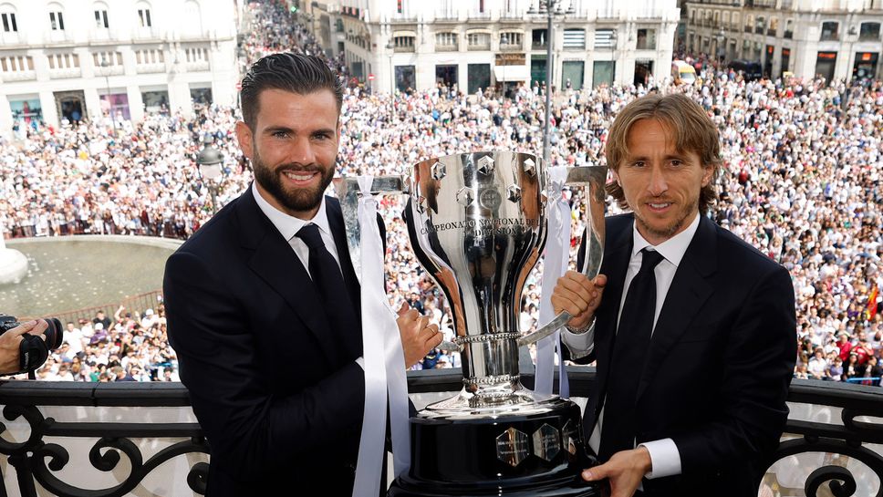 Връчиха титлата на Реал, десетки хиляди празнуват в Мадрид