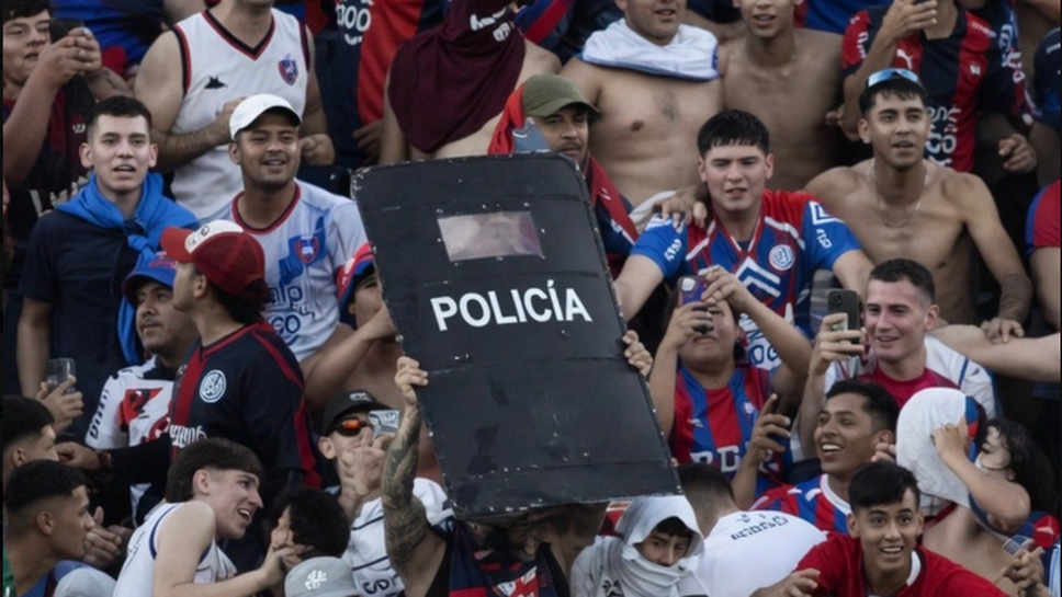 Хаос в Парагвай! Ужасяващи сцени на стадиона, изнесена бременна жена, полицаи в болница