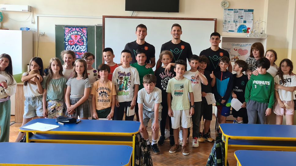 Младежки национали зарадваха деца от столично училище