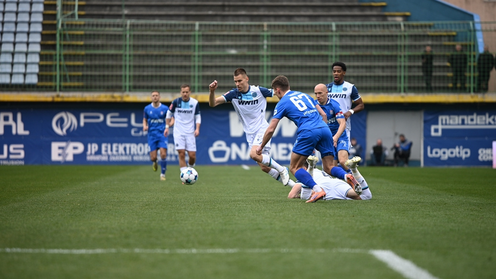 Галчев влезе от пейката при равенство на Железничар
