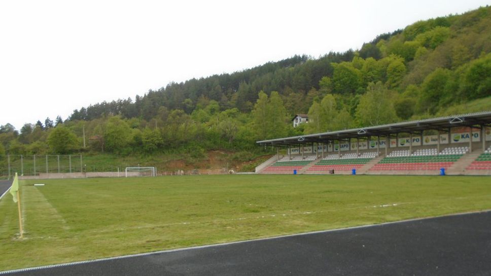 Осем отбора се включиха в благотворителния футболен турнир за „Купата на кмета“ в Трън