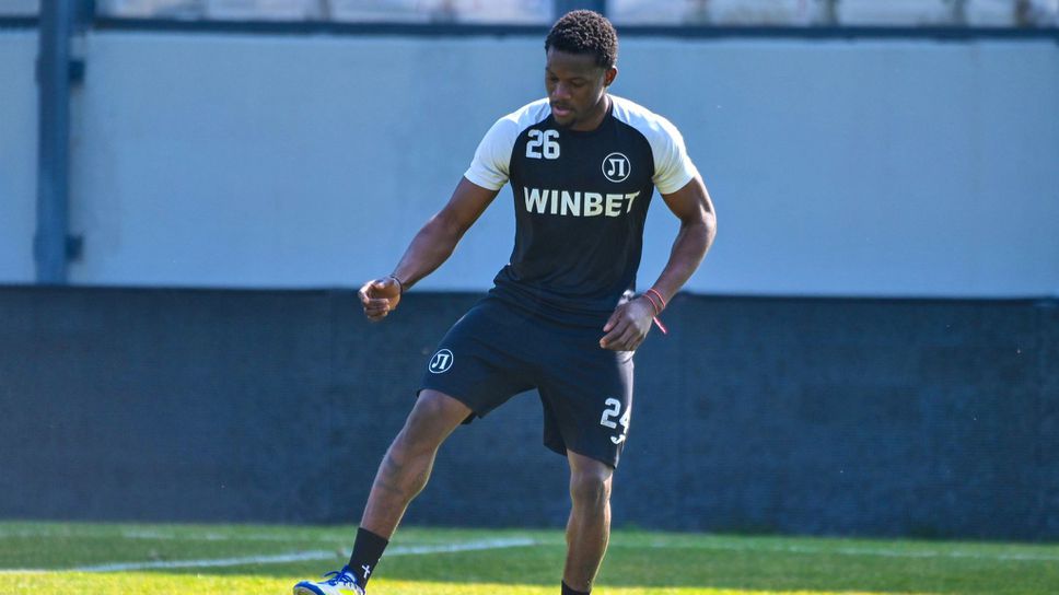 Крист Лонгвил поднови тренировки с Локомотив (Пд)