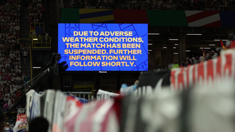 Силна буря прекъсна 1/8-финала между Германия и Дания за около 25 минути