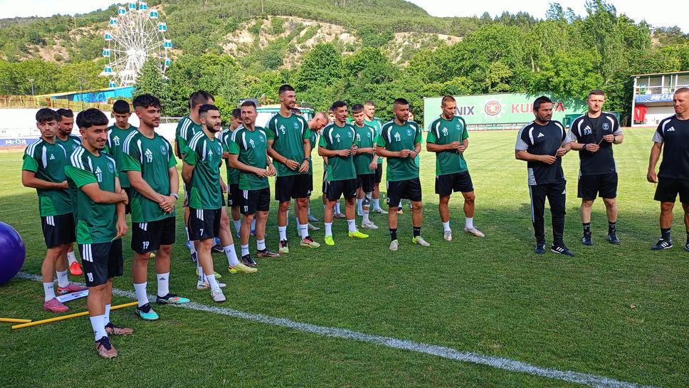 Вихрен започна с 20 футболисти