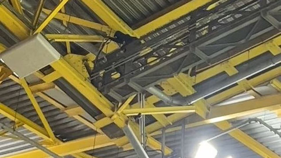 Маскиран се качи на покрива на стадиона в Дортмунд, оказа се журналист