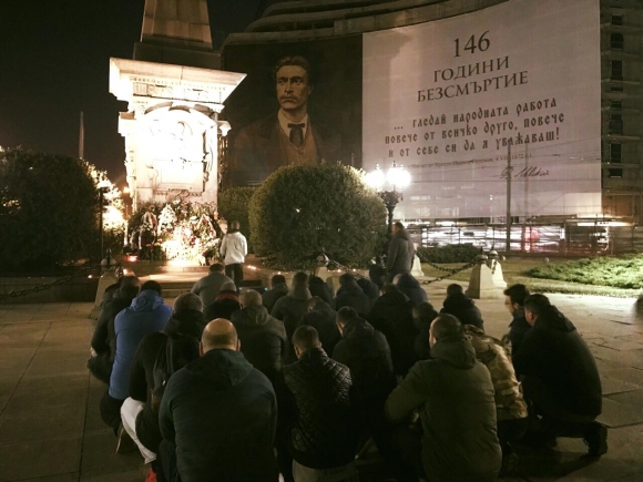 &quot;Офанзива&quot; се събра пред паметника на Васил Левски