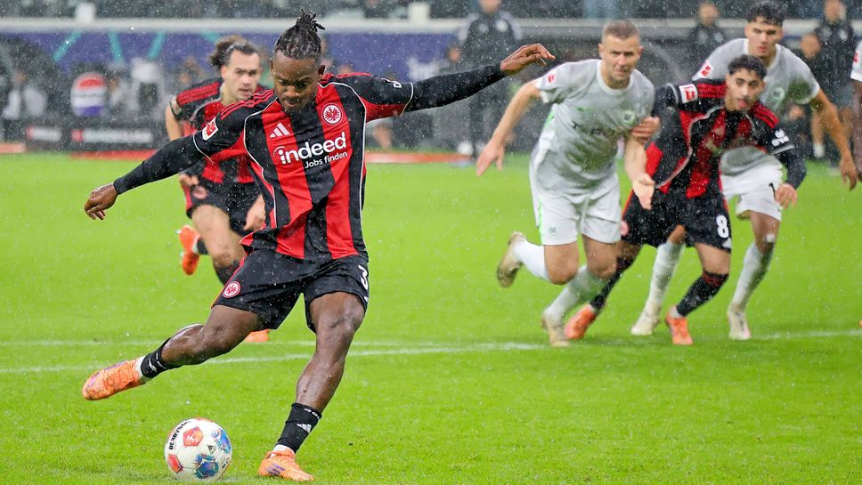 Късна дузпа спаси Айнтрахт срещу Волфсбург