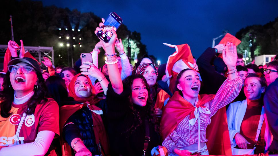 Фен зоната в Дюселдорф се оказа тясна за всички турски фенове