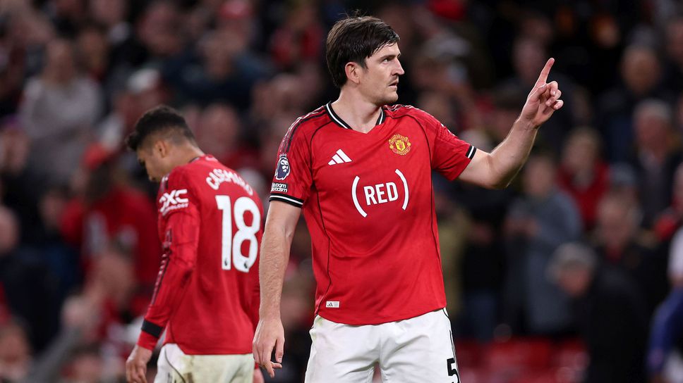 Защо Манчестър Юнайтед излезе с написа (RED) на фланелките си в мача с Бренфорд?