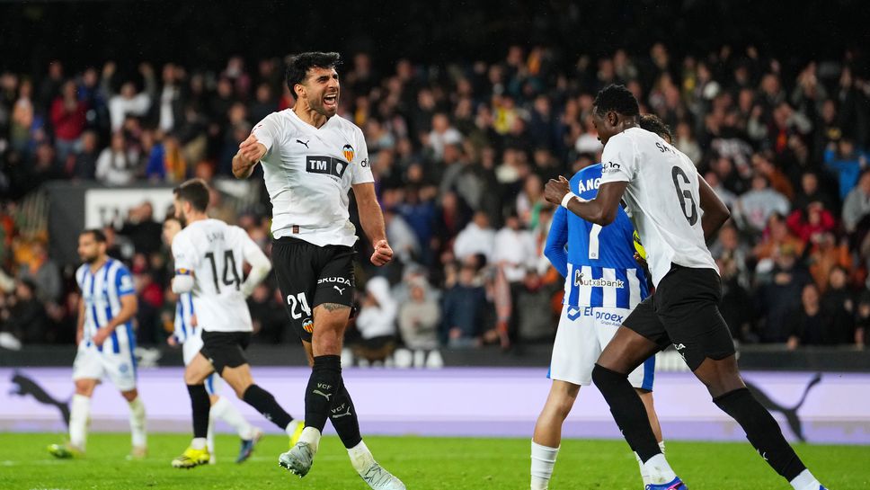 Валенсия се отдалечи от изпадащите след драматична победа над Алавес